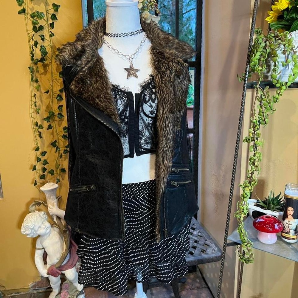 vest black grunge faux fur–trim